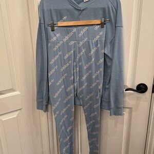 Ladies 2 piece leggings and sweatshirt size medium in blue color raised logo